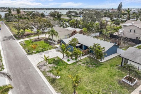 House in Belleair Beach, Florida 2 bedrooms, 126.35 sq.m. № 1721716 - photo 9