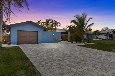 House in Belleair Beach, Florida 2 bedrooms, 126.35 sq.m. № 1721716 - photo 1