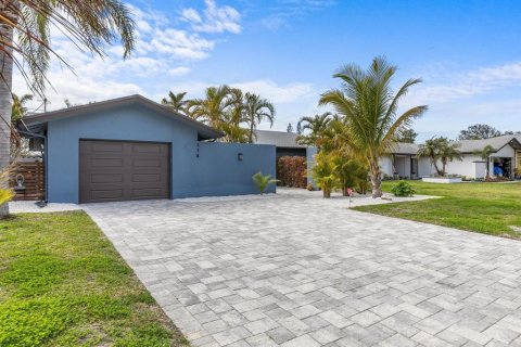 House in Belleair Beach, Florida 2 bedrooms, 126.35 sq.m. № 1721716 - photo 3