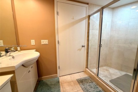 Condominio en alquiler en Hallandale Beach, Florida, 2 dormitorios, 135.45 m2 № 2339879 - foto 28