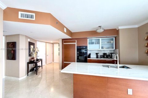 Condominio en alquiler en Hallandale Beach, Florida, 2 dormitorios, 135.45 m2 № 2339879 - foto 11