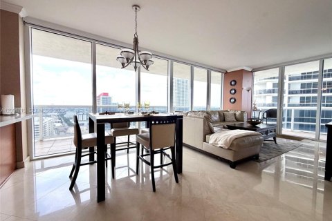 Condominio en alquiler en Hallandale Beach, Florida, 2 dormitorios, 135.45 m2 № 2339879 - foto 7