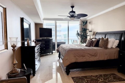 Condominio en alquiler en Hallandale Beach, Florida, 2 dormitorios, 135.45 m2 № 2339879 - foto 16