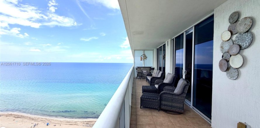 Condominio en Hallandale Beach, Florida, 2 dormitorios  № 2339879