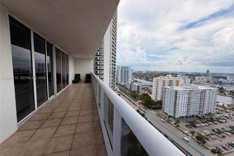 Condominio en alquiler en Hallandale Beach, Florida, 2 dormitorios, 135.45 m2 № 2339879 - foto 2