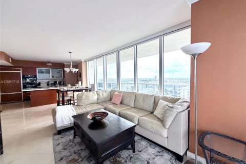 Condominio en alquiler en Hallandale Beach, Florida, 2 dormitorios, 135.45 m2 № 2339879 - foto 13
