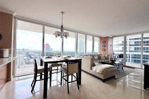Condominio en alquiler en Hallandale Beach, Florida, 2 dormitorios, 135.45 m2 № 2339879 - foto 8