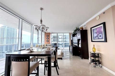 Condominio en alquiler en Hallandale Beach, Florida, 2 dormitorios, 135.45 m2 № 2339879 - foto 3
