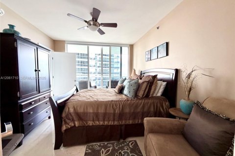 Condominio en alquiler en Hallandale Beach, Florida, 2 dormitorios, 135.45 m2 № 2339879 - foto 25