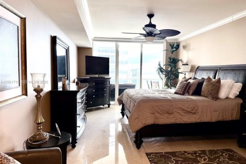 Condominio en alquiler en Hallandale Beach, Florida, 2 dormitorios, 135.45 m2 № 2339879 - foto 17