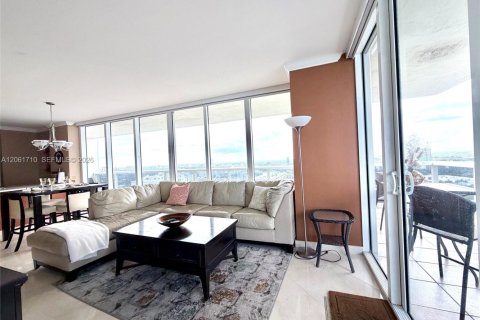 Condominio en alquiler en Hallandale Beach, Florida, 2 dormitorios, 135.45 m2 № 2339879 - foto 12