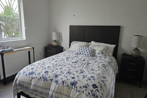 House in Miami, Florida 5 bedrooms, 453.46 sq.m. № 1700738 - photo 11