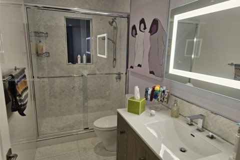 House in Miami, Florida 5 bedrooms, 453.46 sq.m. № 1700738 - photo 13