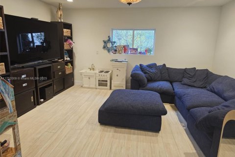 House in Miami, Florida 5 bedrooms, 453.46 sq.m. № 1700738 - photo 6