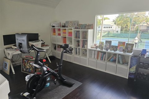 House in Miami, Florida 5 bedrooms, 453.46 sq.m. № 1700738 - photo 12