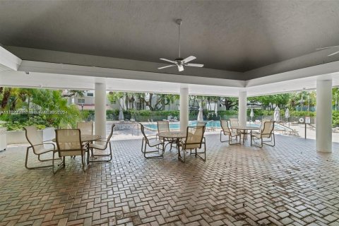 House in Miami, Florida 5 bedrooms, 453.46 sq.m. № 1700738 - photo 27