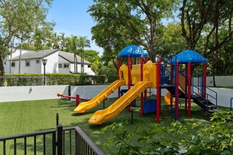 House in Miami, Florida 5 bedrooms, 453.46 sq.m. № 1700738 - photo 25