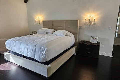 House in Miami, Florida 5 bedrooms, 453.46 sq.m. № 1700738 - photo 19