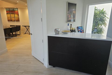 House in Miami, Florida 5 bedrooms, 453.46 sq.m. № 1700738 - photo 8