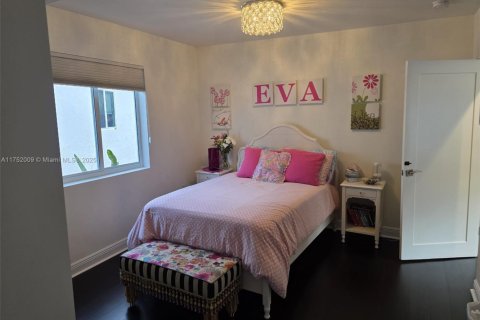 House in Miami, Florida 5 bedrooms, 453.46 sq.m. № 1700738 - photo 22