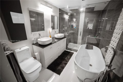 Villa ou maison à vendre à Miami, Floride: 3 chambres, 111.02 m2 № 1871445 - photo 9