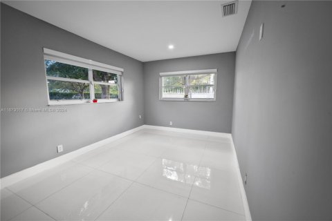 Villa ou maison à vendre à Miami, Floride: 3 chambres, 111.02 m2 № 1871445 - photo 16