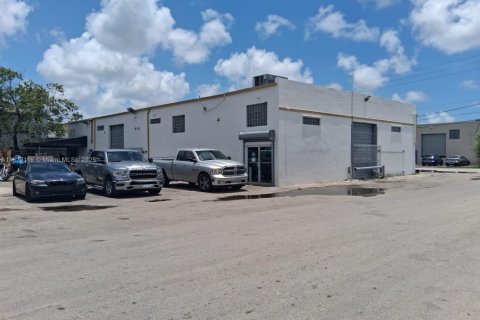 Commercial property in Opa-locka, Florida № 1979836 - photo 6