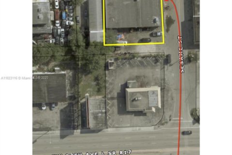 Commercial property in Opa-locka, Florida № 1979836