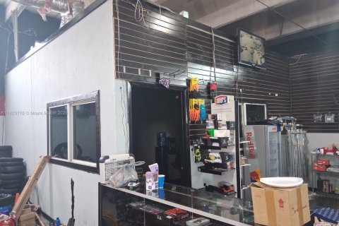 Commercial property in Opa-locka, Florida № 1979836 - photo 12