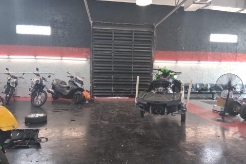 Commercial property in Opa-locka, Florida № 1979836 - photo 13