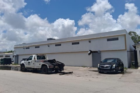 Commercial property in Opa-locka, Florida № 1979836 - photo 7