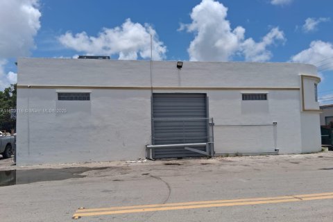 Commercial property in Opa-locka, Florida № 1979836 - photo 5