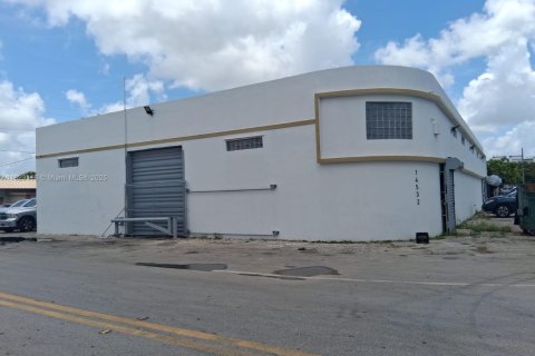 Commercial property in Opa-locka, Florida № 1979836 - photo 4