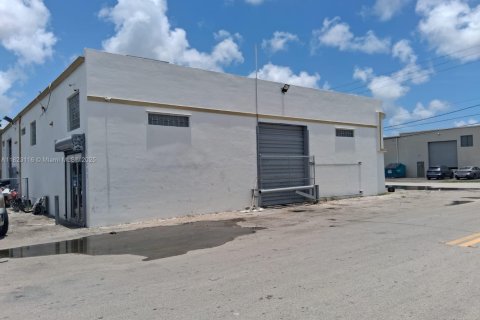 Commercial property in Opa-locka, Florida № 1979836 - photo 8