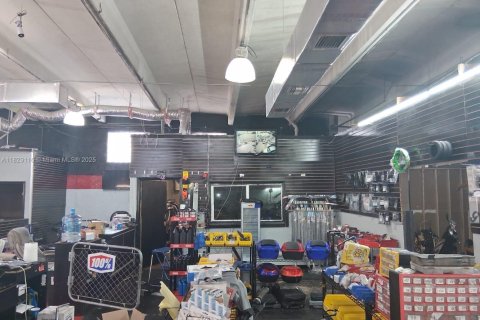 Commercial property in Opa-locka, Florida № 1979836 - photo 16