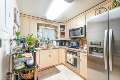 Townhouse in Hialeah, Florida 3 bedrooms, 141.95 sq.m. № 1967950 - photo 2