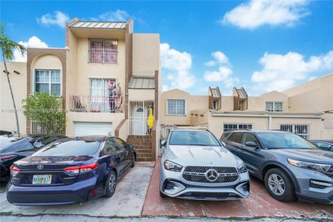 Townhouse in Hialeah, Florida 3 bedrooms, 141.95 sq.m. № 1967950 - photo 12