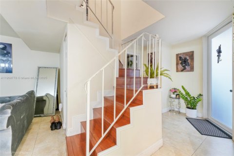 Townhouse in Hialeah, Florida 3 bedrooms, 141.95 sq.m. № 1967950 - photo 4