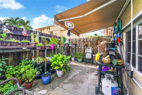 Townhouse in Hialeah, Florida 3 bedrooms, 141.95 sq.m. № 1967950 - photo 11