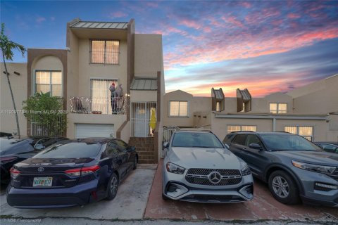 Townhouse in Hialeah, Florida 3 bedrooms, 141.95 sq.m. № 1967950