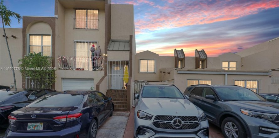 Townhouse in Hialeah, Florida 3 bedrooms, 141.95 sq.m. № 1967950