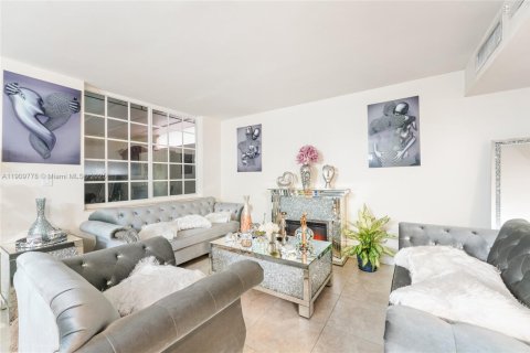 Townhouse in Hialeah, Florida 3 bedrooms, 141.95 sq.m. № 1967950 - photo 3