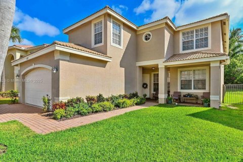 Купить виллу или дом в Гринакрес, Флорида 6 спален, 310.11м2, № 1954322 - фото 1