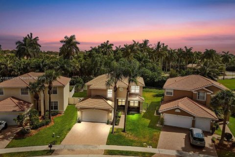 Купить виллу или дом в Гринакрес, Флорида 6 спален, 310.11м2, № 1954322 - фото 3