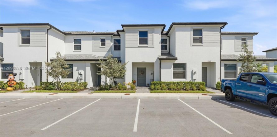 Townhouse in Homestead, Florida 3 bedrooms, 129.41 sq.m. № 2390525