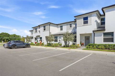 Townhouse in Homestead, Florida 3 bedrooms, 129.41 sq.m. № 2390525 - photo 2