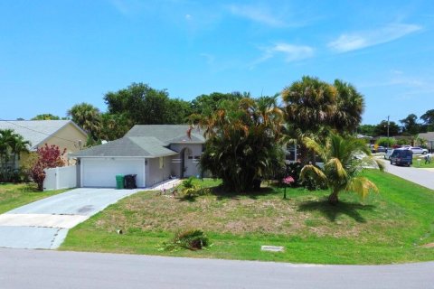House in Port St. Lucie, Florida 3 bedrooms, 151.52 sq.m. № 1188459 - photo 1