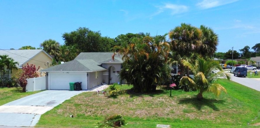 House in Port St. Lucie, Florida 3 bedrooms, 151.52 sq.m. № 1188459