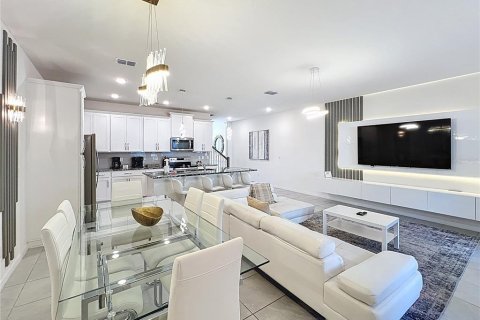 Touwnhouse à vendre à Kissimmee, Floride: 5 chambres, 213.12 m2 № 2105584 - photo 16