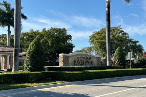 House in Cutler Bay, Florida 3 bedrooms, 140.75 sq.m. № 2013575 - photo 5